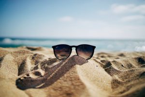 Elegir unas gafas de sol con un buen nivel de protección será imprescindible si además de lucir un look a la moda también quieres proteger tus ojos. 