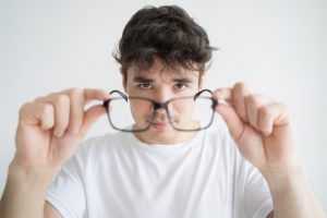 ¿Quieres que tus gafas te duren mucho tiempo?. Presta mucha atención a los consejos para cuidar tus gafas graduadas que te ofreceremos en este artículo. Están basados en los más de 22 años de experiencia como óptica en Figueres, Girona. 