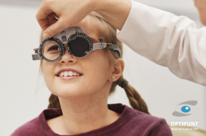 Niño utilizando lentes oftálmicas avanzadas para controlar la miopía