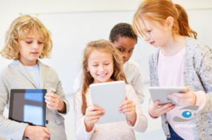 Grupo de niños usando tabletas y dispositivos digitales