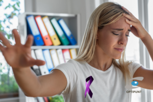 Una mujer joven con fibromialgia tocándose el brazo y el hombro debido al dolor muscular, con los ojos parcialmente cerrados indicando dificultad para abrirlos debido a la afección.