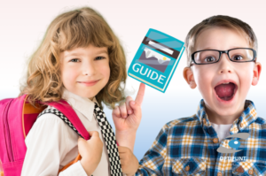 Dos niños mirando una Guía Visual Escolar mientras uno de ellos señala algo con el dedo