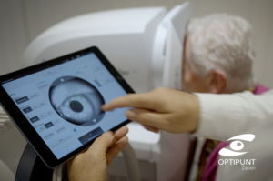 Dr. Zaben realiza un examen visual con tecnología avanzada para la detección temprana del glaucoma.