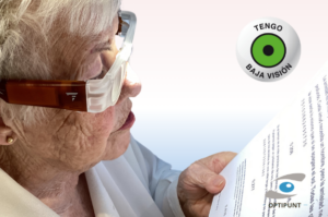 Mujer mayor con baja visión utilizando gafas de aumento con luz LED integrada.
