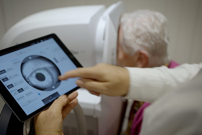 Optometrista en Figueres realizando una revisión visual completa con tecnología avanzada en Optipunt