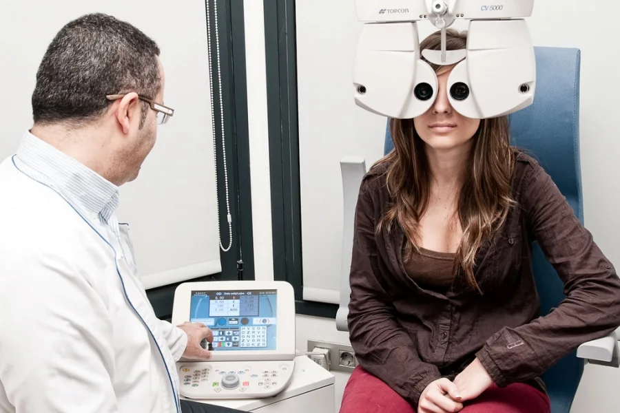 Paciente joven de Optipunt realizando pruebas para el control de miopía