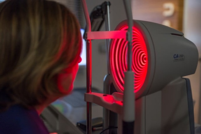 Paciente de optipunt realizando pruebas para adaptación de lentes de contacto