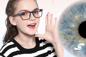 Niña con gafas graduadas azules sonriendo, símbolo del cambio visual en la infancia, con logotipo de Optipunt Zaben en Figueres.