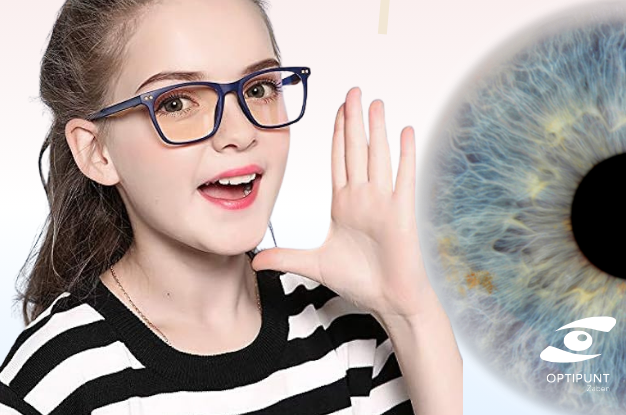Niña con gafas graduadas azules sonriendo, símbolo del cambio visual en la infancia, con logotipo de Optipunt Zaben en Figueres.