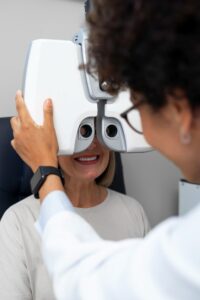 Mujer adulta preparándose para comenzar su examen de la vista en las instalaciones de óptica Optipunt en Figueres