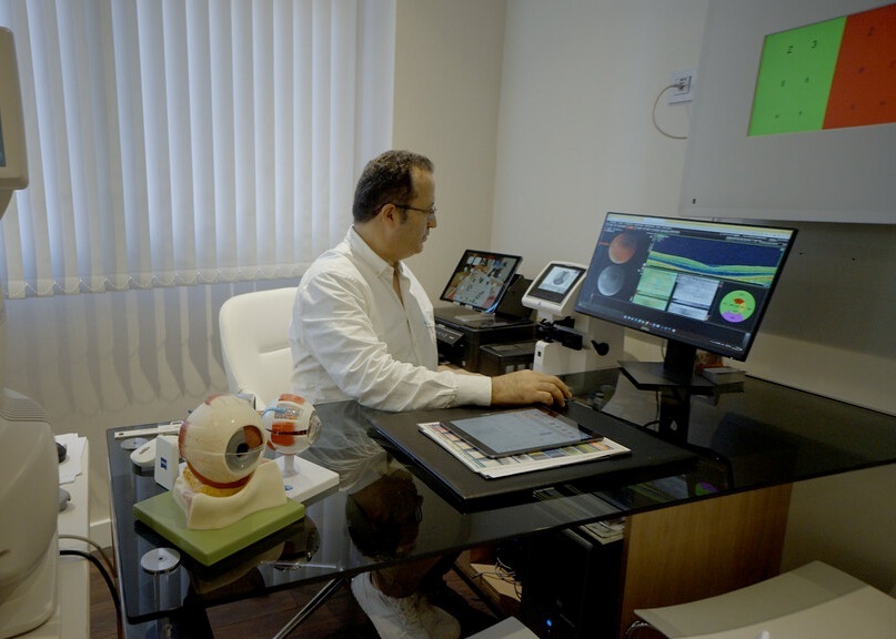 Dr. Ahmad Zaben enviando resultados de exámenes visuales a través de plataforma de telemedicina para consulta con oftalmólogo