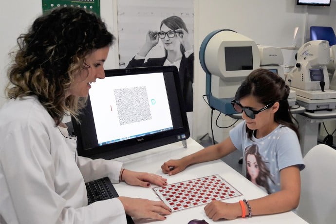 Optometrista de Optipunt participando en sesión de terapia visual intantil con paciente
