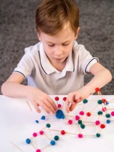 Niño de 8 años realizando ejercicios para mejorar su percepción visual