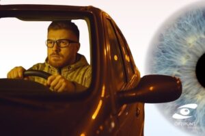 Hombre de 36 años conduciendo de noche mientras utiliza gafas especiales