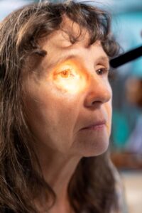 Mujer con diagnóstico de glaucoma realizando examen de la vista para controlar si puede seguir conduciendo su coche