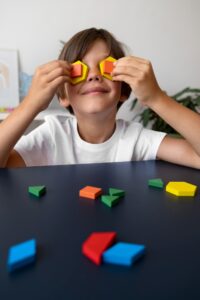 Niño de 10 años divirtiéndose mientras realiza una sesión de terapia visual en Optipunt
