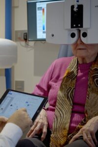 Paciente con baja visión recalizándose un examen visual completo en Optipunt Dr. Zaben