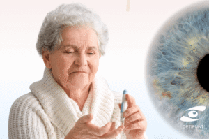 Mujer mayor con diabetes aplicándose insulina y un ojo en detalle, símbolo del cuidado visual en el Día Mundial de la Diabetes.