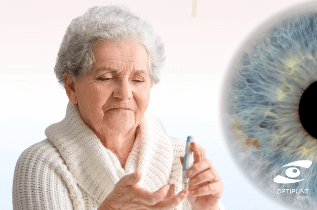 Mujer mayor con diabetes aplicándose insulina y un ojo en detalle, símbolo del cuidado visual en el Día Mundial de la Diabetes.