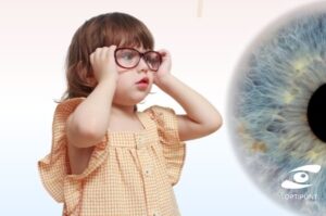 Óptico-optometrista realizando una revisión de la vista en niños para el control de miopía en consulta de Optipunt