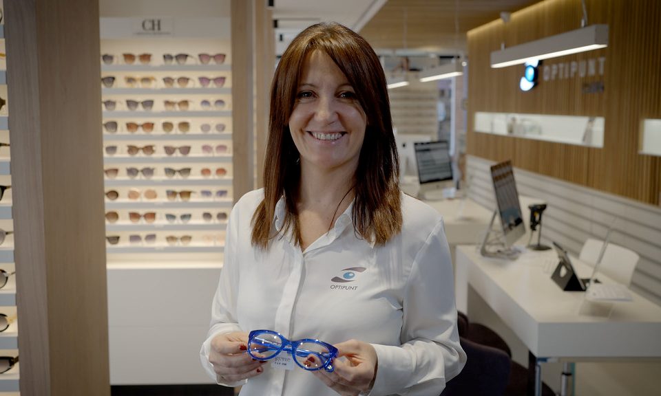 Auxiliar de óptica de Optipunt presentando las gafas graduadas elegidas por paciente