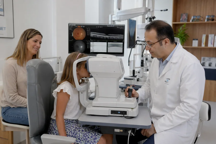 Niña realizando revisión visual para miopía infantil en Figueres con optometrista
