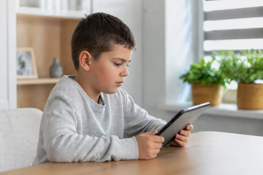 Niño usando tablet en casa y factores relacionados con la miopía infantil