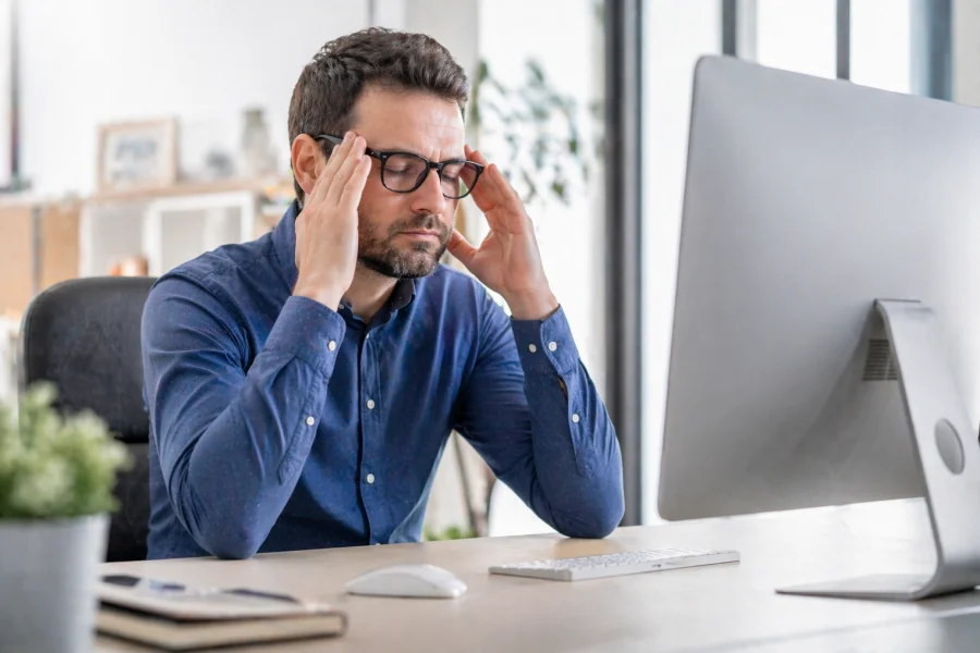 Persona con fatiga visual trabajando frente al ordenador y necesidad de revisión visual